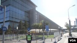 2014 APEC新闻中心之一设在国家会议中心,出入安保严密 (美国之音东方拍摄)