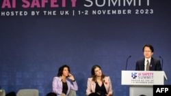 2023年11月1日,在英国伦敦附近的布莱切利公园举行的英国人工智能安全峰会上,美国商务部长吉娜·雷蒙多(左)和英国科学、创新和技术部长米歇尔·唐兰(中)听取中国科技部副部长吴朝晖的讲话。