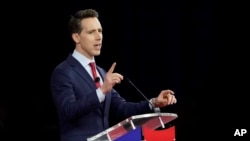 资料照片：共和党联邦参议员霍利2022年2月在保守派政治行动会议（CPAC）上发表演说。