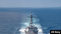 资料照片:美国海军公布的照片显示“基德”号阿利·伯克级导弹驱逐舰在当地时间2021年8月27日例行穿越台湾海峡的国际水域。