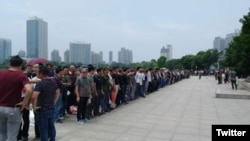 大批老兵在镇江市政府前抗议(推特图片)