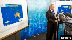Ông John Young, người đứng đầu cơ quan an toàn hàng hải Australia (AMSA) trả lời họp báo tại Canberra, ngày 20/3/2014.