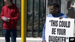 抗议者站在南非议会大厦前反对人口走私活动(2011年9月21号资料照)