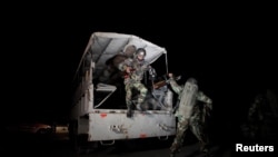 巴基斯坦安全部队赶到警察训练营地外,该营地不久前被全副武装的自杀炸弹杀手突袭,2016年10月25日。