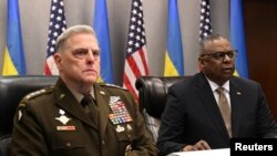 美国国防部长奥斯汀与参联会主席米利将军在华盛顿参加乌克兰防务联络组视频会议。(2023年3月15日)