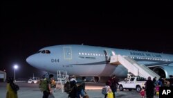 从阿富汗撤出的法国人和阿富汗人在阿布扎比登上法国军用飞机飞往法国(2021年8月26日)