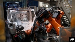 资料照:中国北汽集团工厂的工人正在组装吉普车(2018年8月29日)