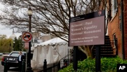 Xe chở Tổng thống Mỹ đậu bên ngoài địa điểm Tượng Đài Bình Đẳng cho Phụ nữ Belmont-Paul.