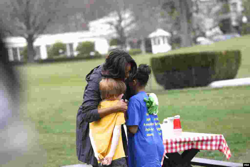 美国第一夫人白宫种菜推动全民健康(美国之音常晓拍摄)