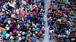 Những người ủng hộ Tổng thống bị lật đổ Mohammed Morsi biểu tình bên trong Đại học Ain Shams trong thủ đô Cairo, 24/3/14. Ai Cập kết án tử hình 529 người với cáo trạng giết 1 cảnh sát, tấn công cảnh sát,