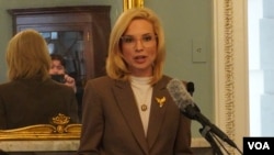 共和党联邦众议员艾什莉·辛森3月5日召开记者会,宣布提出法案应对中国不公平贸易行为。(美国之音记者李逸华拍摄)