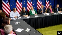 美国总统奥巴马(右三)参加阿拉斯加环境会议。 (2015年8月31日)