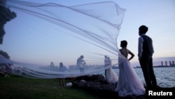 江苏省苏州市的年轻人在拍摄婚纱照。(2021年8月13日)