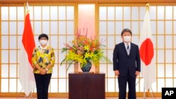 日本外相茂木敏充(右 Toshimitsu Motegi)和印度尼西亚外长马尔苏迪(Retno Marsudi)在双边2+2会议开始前合影。(2021年3月29日)