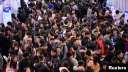 资料照:寻找工作的中国年轻人在辽宁沈阳举行的一个招聘会。 (2019年3月21日)