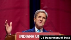 美国国务卿克里在印第安纳大学演讲(图片来源:美国国务院)