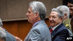 2018年4月18日哈瓦那国民议会会议上副总统米格尔迪亚兹 - 卡内尔被提名为总统候选人。古巴总统劳尔卡斯特罗(右)微笑鼓掌。