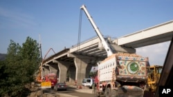 2017年5月11日,在巴基斯坦,一个新的贸易道路正在施工,这是扩展贯穿亚非欧各国的铁路公路港口的中国“一带一路”项目的一部分。