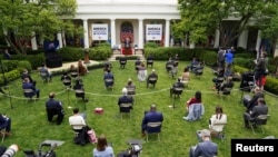 特朗普总统2020年5月11号在白宫玫瑰园召开新冠病毒疫情记者会。(路透社提供)