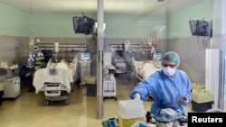 意大利克雷莫纳一家医院的医生在重症监护室里救治新冠病人。(2020年3月19日)