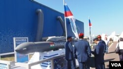 今年莫斯科航展上的印度军人,以及俄印联合研制的博拉莫斯巡航导弹(美国之音白桦拍摄)