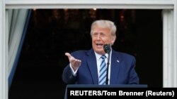 美国总统特朗普星期六在白宫对支持者发表讲话。