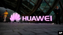 一名行人从华为公司标志旁走过。(资料照片)