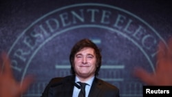 2023年11月19日,阿根廷布宜诺斯艾利斯,当选总统哈维尔·米莱在赢得总统决选后向支持者发表讲话。(REUTERS/Agustin Marcarian)