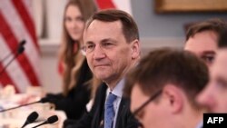 Menteri Luar Negeri Polandia Radoslaw Sikorski tampak mendengarkan ketika hadir dalam pertemuan dengan Menteri Luar Negeri AS Antony Blinken di Departemen Luar Negeri di Washington, DC, pada 26 Februari 2024. (Foto: AFP/Brendan Smialowski)