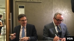 坎贝尓与车雷特(左)签售新书 (美国之音莉雅拍摄)