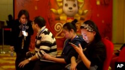 在中国,智能手机与互联网关联日益密切。