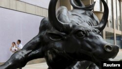 中国北京金融区一家投资公司门前的牛雕塑。（2015年7月10日）