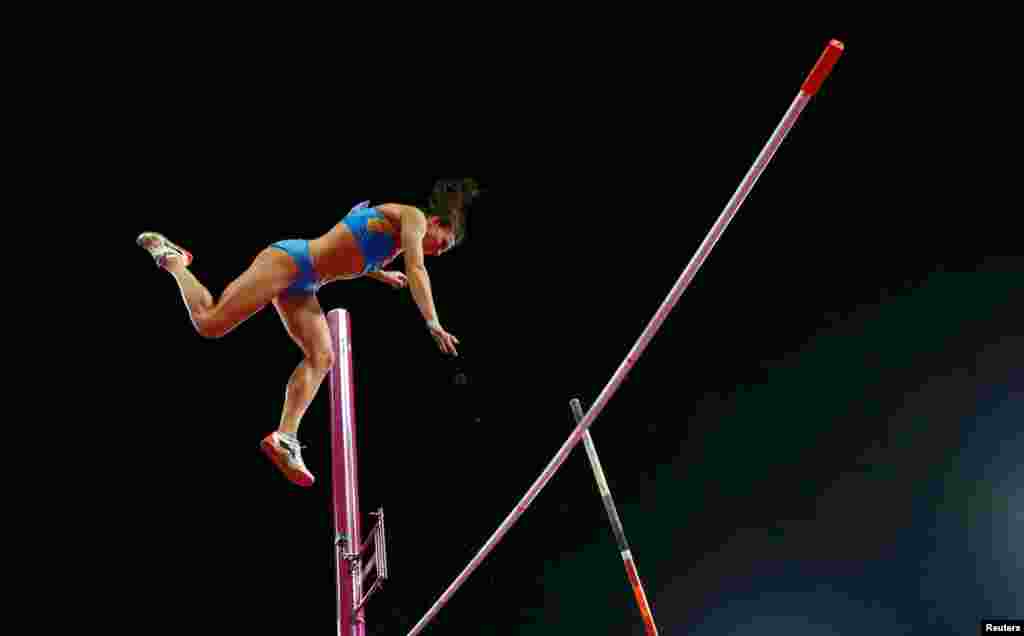 Vận động viên Yelena Isinbayeva của Nga không thành công, trong lần thứ 3, trong cuộc thi nhảy sào chung kết nữ