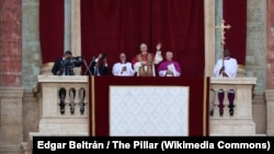 资料照片:新教宗良十四世在当选后不久向聚集在圣伯多禄广场(又译圣彼得广场)人群挥手致意。(2025年5月8日)