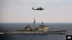 在孟加拉湾参加美、印、日联合军演的美国军舰和直升机。(2015年10月17日)