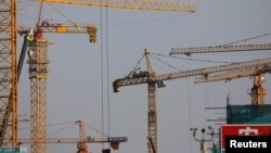 北京一处建筑工地林立的塔吊。(2021年1月13日)