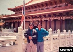 1992年秋,同期流亡到海外的苏晓康和程凯(左)同游洛杉矶佛光西来寺时的合影。(照片苏晓康提供)