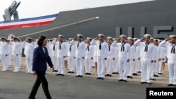 台湾总统蔡英文在高雄海军基地主持两艘海军军舰成军典礼时检阅海军士兵。(2018年11月8日)