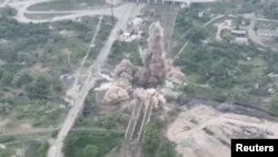 在俄军炮火猛烈打击下，乌军联合行动小组炸毁了一座连接北顿涅茨和吕西昌斯克的桥梁。