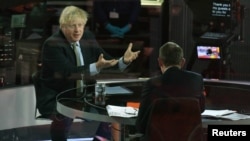 英国首相约翰逊在伦敦参加BBC电视节目。(2021年1月3日)