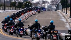 资料照片:美国国会警察摩托车队为国会警察希克尼克的灵柩护送开路,前往阿灵顿国家公墓。 (2021年2月3日)