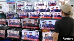 韩国首尔一家电器商店里的电视在播报朝鲜最新核试验。(2017年9月3日)