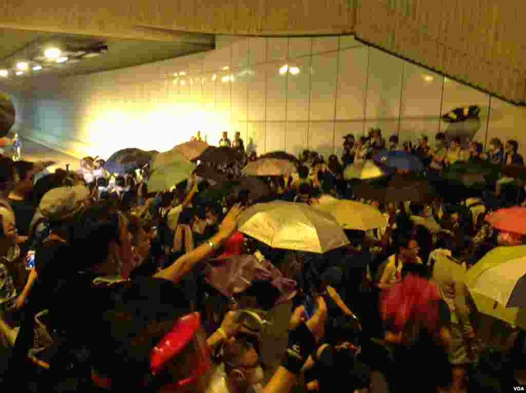 10月14日晚数以百计的香港示威群众和警察对峙，警方驱之不散 (美国之音海彦 拍摄)