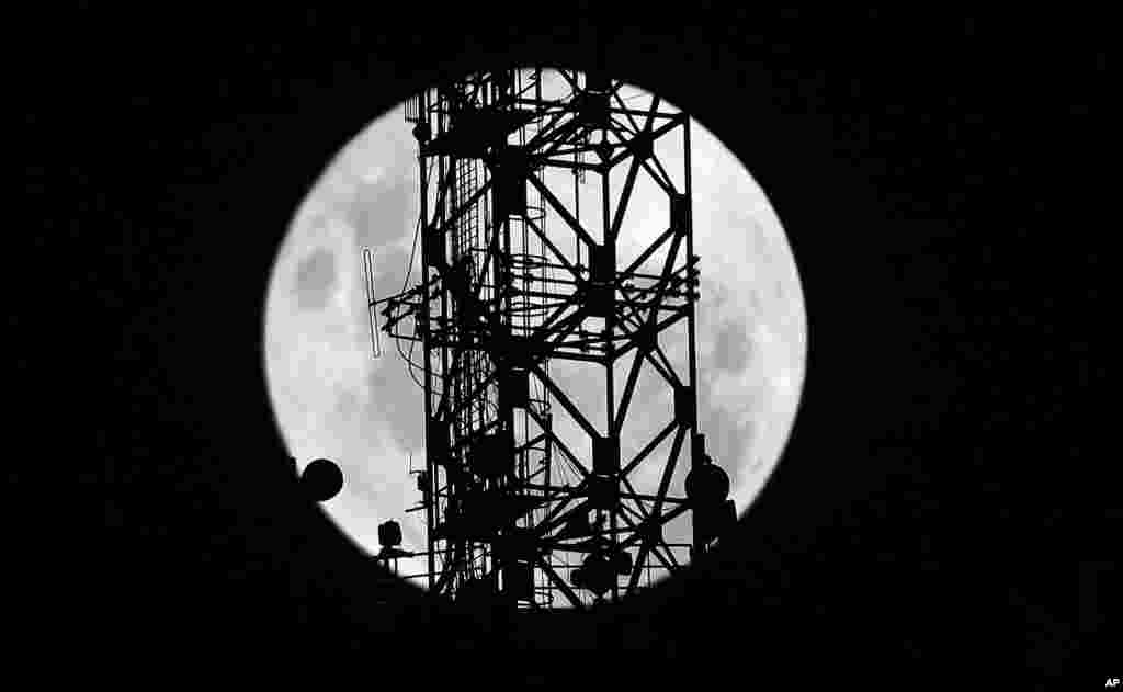 2018年1月31日,南非约翰内斯堡,举头望明月,看到电讯塔。月光塔影合成一张圆形照片。