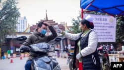 2020年1月31日缅甸掸邦木祖地区一个过境口,该国卫生官员在缅中边界口岸查体温