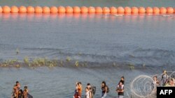 资料照片:2023年7月16日,德克萨斯州伊格尔帕斯的美墨边境的移民。