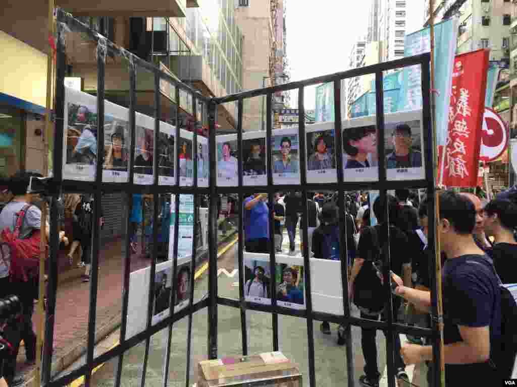 香港几十个政党和团体在中国十一国庆当天下午,举行反威权大游行,抗议政治打压,要求律政司司长袁国强下台。数以万计的港人走上街头,表达反对他们看来的来自北京和香港特区政府的威权打压。