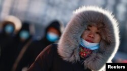 一名妇女走过严寒的北京街头。(2021年1月6日)