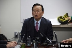 韩国总统尹锡悦的法律顾问石东炫(Seok Dong-hyeon)律师在首尔举行的记者会上讲话。(2024年12月19日)