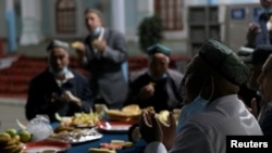 新疆和田加满清真寺的一名伊玛目在斋月期间带领维吾尔信众祈祷。(2021年4月29日)